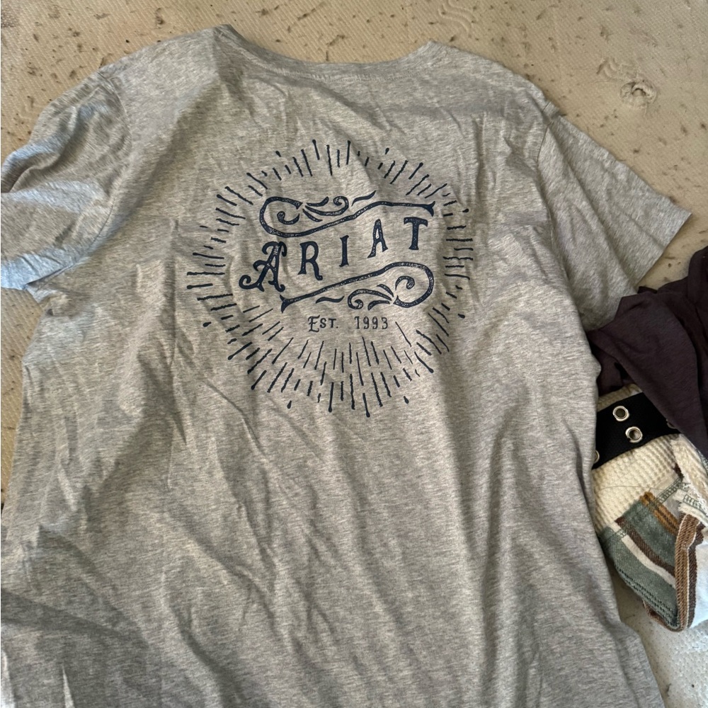 Ariat v neck - Picture 2 of 4